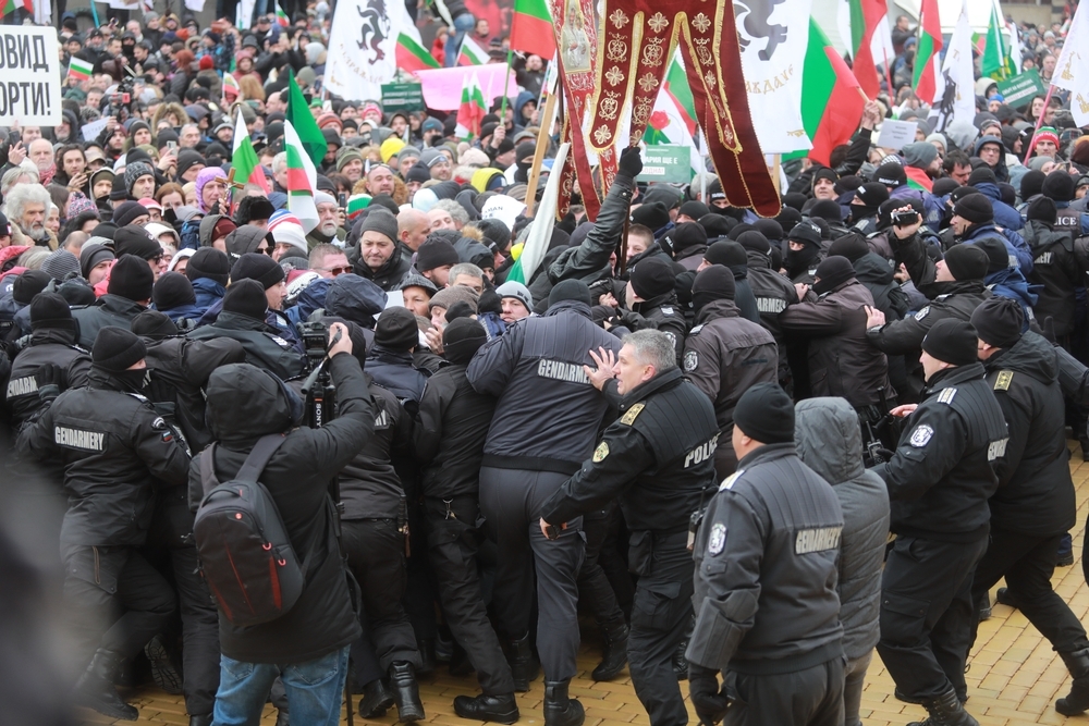 Sofia Manifestanti Contro I Green Pass Provano Ad Entrare Nel