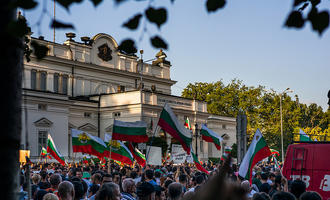 Sofia, proteste davanti al parlamento 