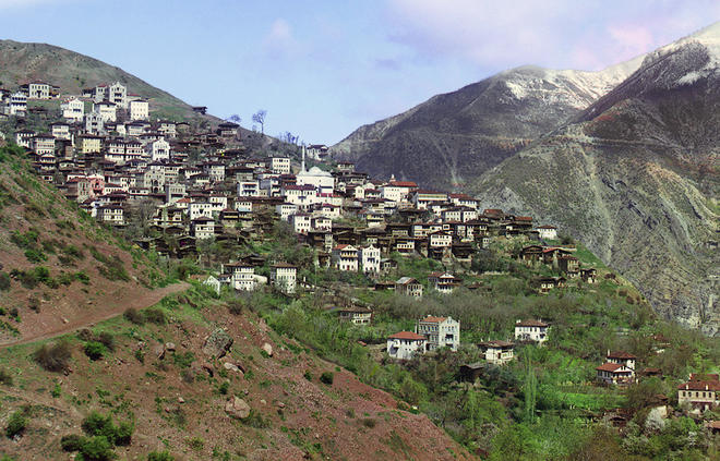 The-Armenian-village-of-Artvin-seen-from-the-Svet-hill_imagezograf.jpg