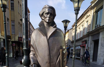 Statua bronzea di Ismet Mujezinović