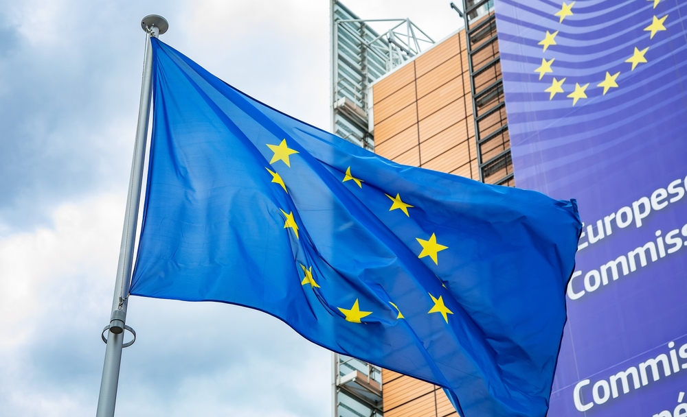 Bandiera dell'UE davanti alla sede della Commissione europea © Arcady/Shutterstock