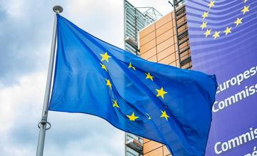 Bandiera dell'UE davanti alla sede della Commissione europea © Arcady/Shutterstock