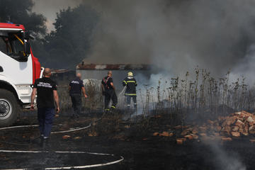 Bulgaria, vigili del fuoco alle prese con un incendio © GEORGID/Shutterstock