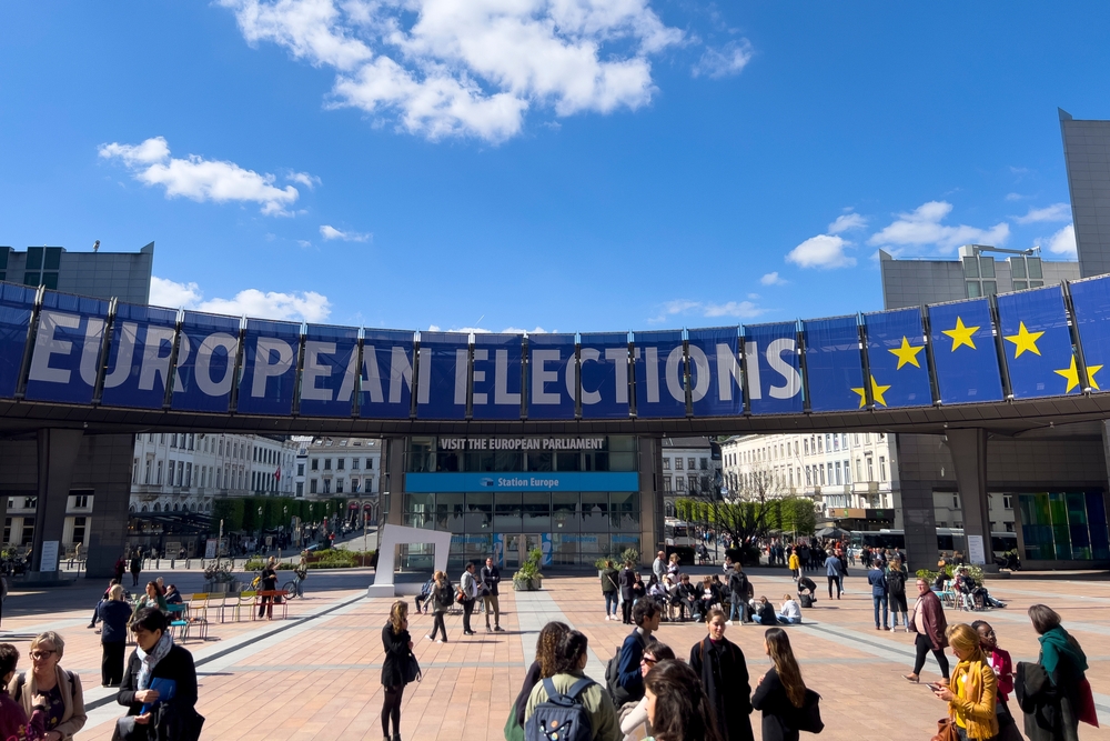 Striscione elettorale davanti al Parlamento europeo © Alexandros Michailidis/Shutterstock