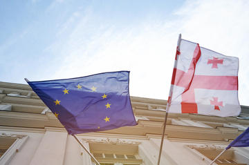 Bandiere di Georgia e UE - © PixieMe/Shutterstock