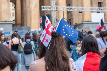 Aprile 2024, Tbilisi, durante le proteste contro la legge sugli agenti stranieri © k_samurkas/Shutterstock