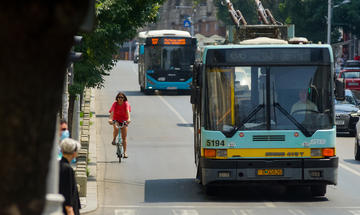 Cycling in Bucharest - © LCV/Shutterstock 