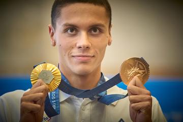 David Popovici con le due medaglie vinte all'Olimpiade di Parigi 2024 © LCV/Shutterstock