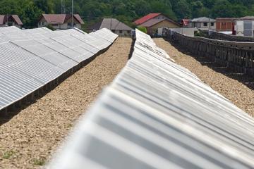 Pannelli solari a Darvari, Romania - © LCV/Shutterstock