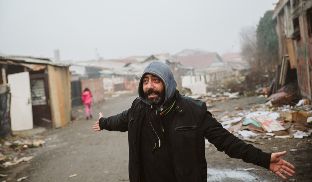 Un uomo con cappuccio in testa in un accampamento rom © ZR10/Shutterstock