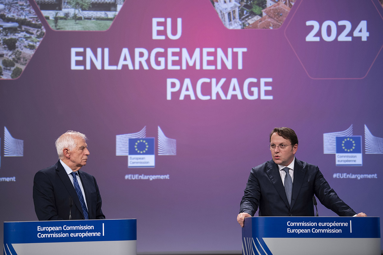 Josep Borrell e Olivér Várhelyi - © Commissione europea