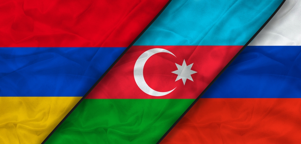 Bandiera armena, azerbaijana e russa © Kirill Tonkikh/Shutterstock