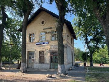 Stazione ferroviaria di Comloșu Mare  (foto: Jon Worth/Flickr – CC BY 2.0).