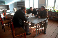 Georgi Vanyan (a destra) mentre incontra funzionari locali in una scuola di Tekalo, Georgia (Foto © Onnik Krikorian 2011)