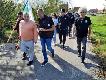 Manifestanti a Gornje Nedeljice, Loznica, Serbia - foto G. Vale