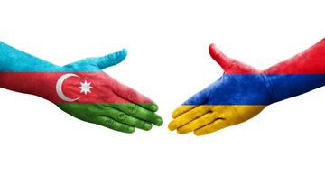 Stretta di mano tra Azerbaijan e Armenia © Prehistorik/Shutterstock