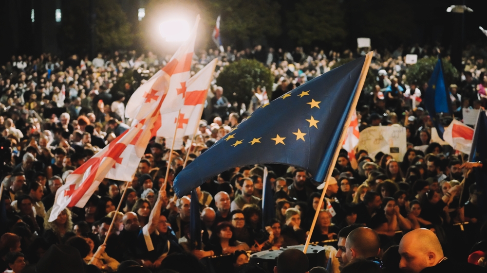  Tbilisi, Georgia, maggio 2024. Manifestanti protestano contro la legge sugli agenti stranieri © George Khelashvili/Shutterstock