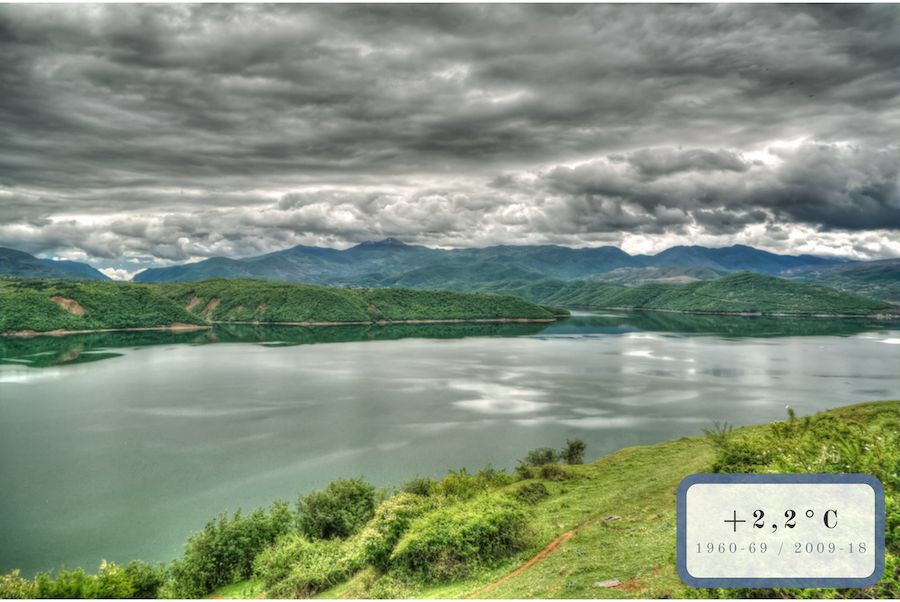 lago e montagne sullo sfondo lago e montagne sullo sfondo