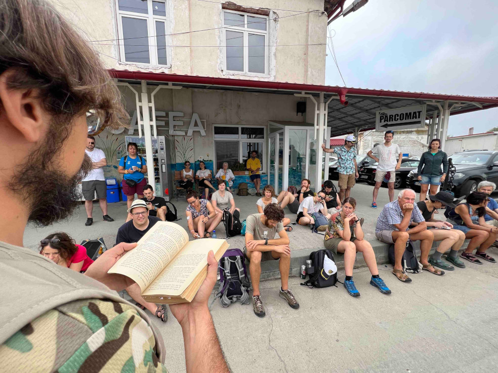 "In attesa del battello per Sulina, seduti sul cemento umido di Port Aval, a Tulcea, ci immergiamo nella lettura ad alta voce che ci accompagnerà quest'anno: Sirena Nera (Europolis), di Jean Bart, edizioni Baldini e Castoldi, 1942, ormai quasi introvabile" - foto di Vince Cammarata "In attesa del battello per Sulina, seduti sul cemento umido di Port Aval, a Tulcea, ci immergiamo nella lettura ad alta voce che ci accompagnerà quest'anno: Sirena Nera (Europolis), di Jean Bart, edizioni Baldini e Castoldi, 1942, ormai quasi introvabile" - foto di Vince Cammarata