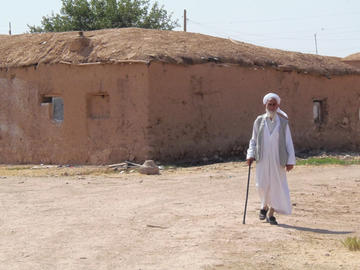 Anziano (foto di Dimitri Bettoni) Anziano (foto di Dimitri Bettoni)