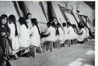 Orfane armene al lavoro in un centro dell'American Committee Orfane armene al lavoro in un centro dell'American Committee