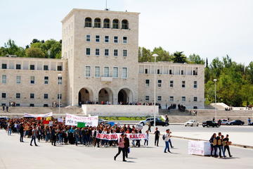 Le proteste degli studenti universitari a Tirana - Facebook Le proteste degli studenti universitari a Tirana - Facebook