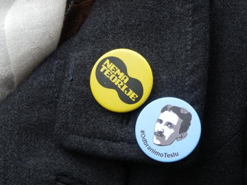 Spille "Difendiamo Tesla" (foto (F. Sicurella) Spille "Difendiamo Tesla" (foto (F. Sicurella)