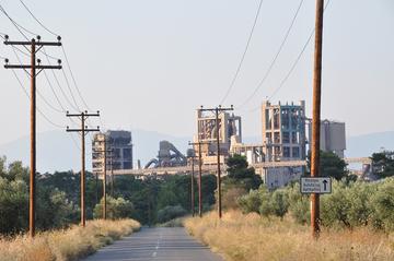 Un'immagine del cementificio di Calcide, visto dalle vicinanze dei resti del tempio di Artemide Aulidea Un'immagine del cementificio di Calcide, visto dalle vicinanze dei resti del tempio di Artemide Aulidea