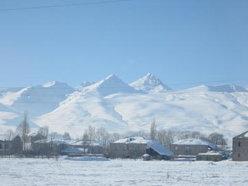 Un villaggio semi isolato sulla strada che costeggia il monte Aragats (Foto Ilenia Santin) Un villaggio semi isolato sulla strada che costeggia il monte Aragats (Foto Ilenia Santin)