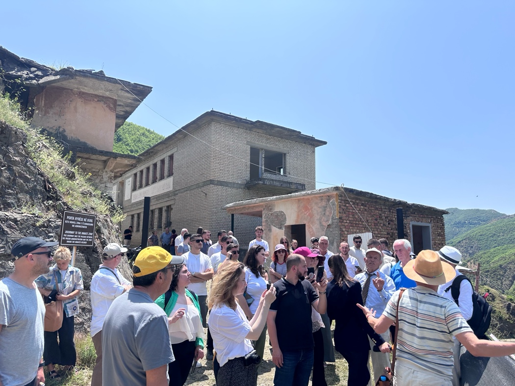 A group of citizens visiting Spaç on 7 June to observe the impact of the construction site on the site. A group of citizens visiting Spaç on 7 June to observe the impact of the construction site on the site.